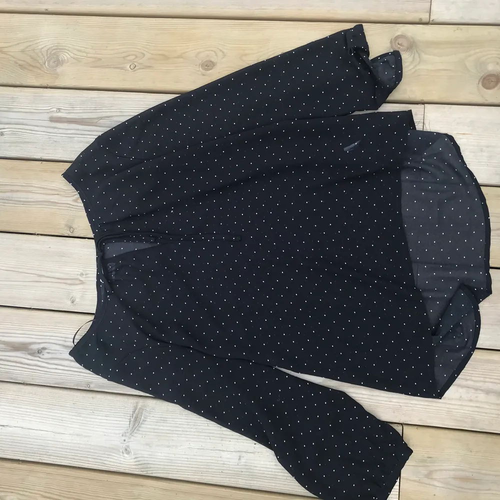Säljer denna gulliga blusen ifrån Gina tricot med små svarta prickar på❤️Var inte rädd att skicka efter fler bilder eller frågor!. Blusar.