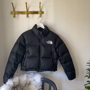 The North Face jacka - Säljer min fina North Face jacka då jag inte använder den längre. Tror modellen heter Nuptse crop. Den är i väldigt fint skick. Köp direkt för 1900💕