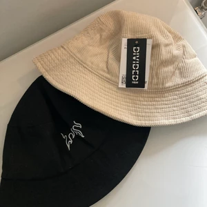 Buckethats - 2 st bucketshats , båda två oanvända. Säljes pga ej kommit till användning . Spårbar frakr ingår 