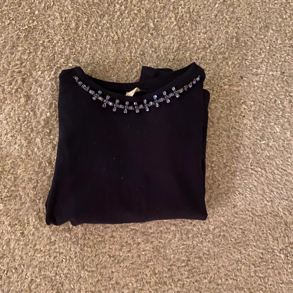 Säljer denna jättefina mörkblåa tröja med blåa stenar vid halsen då jag tyvärr tyvärr vuxit ur den. Den är i storlek 152. Den är från Zara och finns inte i butik längre. Jättefin till t ex en svart kjol! 150 kr + frakt Kontakta mig om du har några frågor 💞 . Tröjor & Koftor.