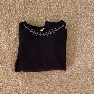 Tröja med stenar - Säljer denna jättefina mörkblåa tröja med blåa stenar vid halsen då jag tyvärr tyvärr vuxit ur den. Den är i storlek 152. Den är från Zara och finns inte i butik längre. Jättefin till t ex en svart kjol! 150 kr + frakt Kontakta mig om du har några frågor 💞 