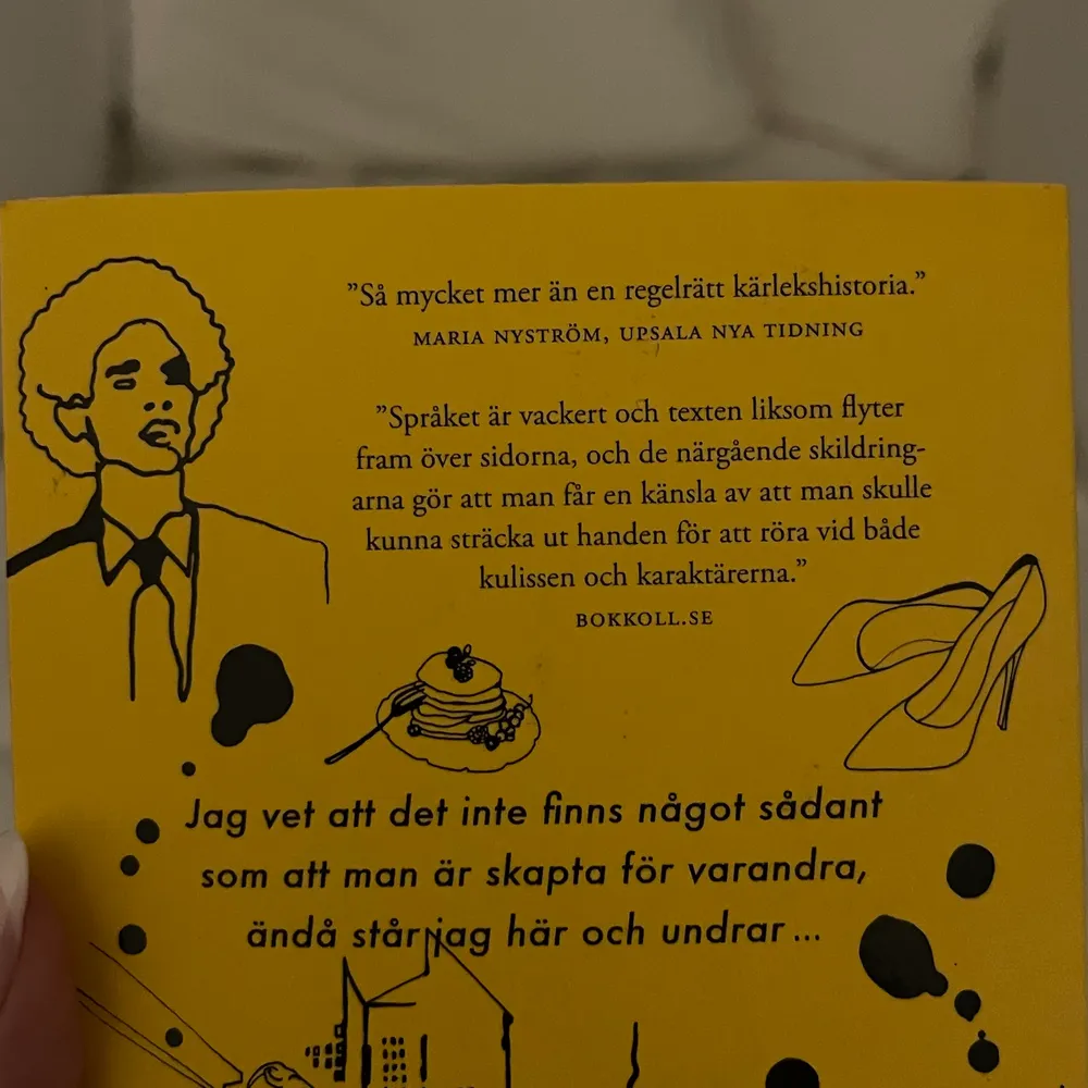 Svensk översatt av The Sun Is Also A Star, en film har gjorts på den. Rekommenderar om du gillar romantik med en tidsram💌. Accessoarer.