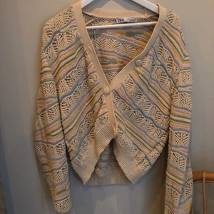 Virkad kofta zara  - Super bra skick! Säljer då jag använder för sällan! Storlek L men är oftast en S, (34-36) och funkar jättebra på mig! Tänk inte för länge då det är först till kvarn som gäller!🥰