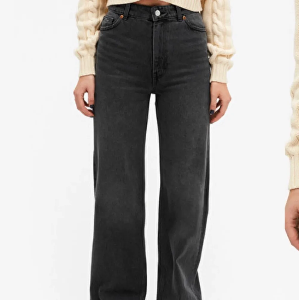Säljer dessa superfina svarta jeans från Monki i modellen Yoko för att de tyvärr inte kommer till användning längre. Dem är i väldigt fint skick och i stl 24:) Bara att skriva om du vill ha fler bilder eller undrar något☺️. Jeans & Byxor.