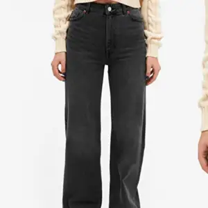 Säljer dessa superfina svarta jeans från Monki i modellen Yoko för att de tyvärr inte kommer till användning längre. Dem är i väldigt fint skick och i stl 24:) Bara att skriva om du vill ha fler bilder eller undrar något☺️