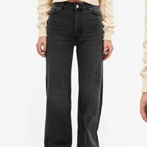 YOKO svarta jeans, Monki - Säljer dessa superfina svarta jeans från Monki i modellen Yoko för att de tyvärr inte kommer till användning längre. Dem är i väldigt fint skick och i stl 24:) Bara att skriva om du vill ha fler bilder eller undrar något☺️