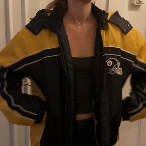 College jacka - Säljer min Steelers jacka. Den är köpt på Beyond retro för ett tag sedan och säljs för att den ej får särskilt mycket användning. Jättevarmt och skön så funkar bra som vinterjacka. Kan mötas upp i stockholm, annars står köparen för frakt 💕 jag är i vanliga fall XS/S och på mig är den oversized