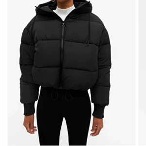 oanvänd monki puffer jacka storlek xs - säljer min oanvända monki puffet jacka med prislapp kvar. storlek xxs men passar även xs.                         nypris: 500kr.                                                                  pris kan diskuteras vi snabbaffär