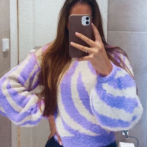 LILA ZEBRAMÖNSTRAD TJOCKTRÖJA - Magnetalila ”lurvig” / mjuk tröja med ballongärmar och zebramönster. Aldrig använd - prislapp hänger kvar 🦄