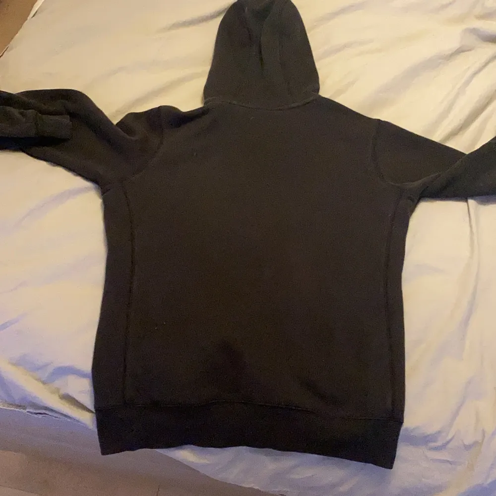 Hej säljer en vintage nike middle swoosh. Riktigt rare hoodie som inte alls känns eller ser ut att vara så gammal. Står medium men sitter som en small. Hoodies.