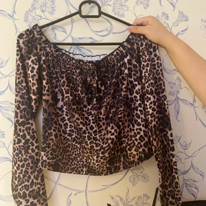Leopard tröja strl M - Aldrig andvänt denna fina tröjan,ni står för frakten🥰