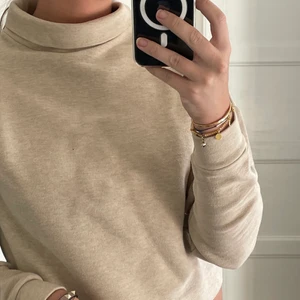 Tröja - Så skön tröja med härlig hög krage. På bilden har jag vikt kragen men går även att ha högre. Lite kortare i modellen!