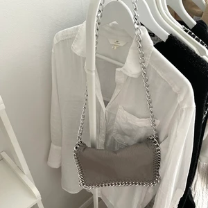 Stella väska - Säljer denna liknande stella väska. Köpte den för två år sen men har använt ett par fåtal gånger. Buda i kommentarerna!