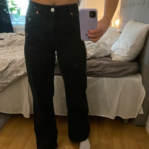 Jeans  - jättefina svarta vida jeans från monki, fint skick💖(inte byxorna som är smutsiga utan spegeln) står ej för frakt👏🏽