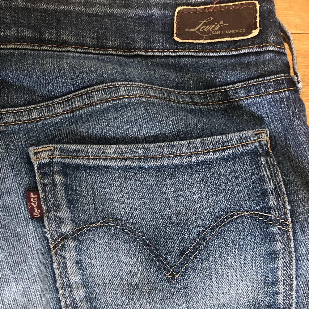 Säljer dessa sjuuukt snygga och trendiga levi’s jeansen då dom tyvärr inte kommer till användning. Modellen är straight curve. Dom är lågmidjade och perfekta i längden (går ned över skorna) på mig som är 169. Köpare står för frakt🙏🏼❤️. Jeans & Byxor.