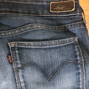 Vintage lågmidjade straight Levi’s jeans - Säljer dessa sjuuukt snygga och trendiga levi’s jeansen då dom tyvärr inte kommer till användning. Modellen är straight curve. Dom är lågmidjade och perfekta i längden (går ned över skorna) på mig som är 169. Köpare står för frakt🙏🏼❤️