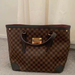 Louis vuitton hampstead MM bag - Säljer nu min älskade Louis Vuitton väska. Modellen är Hampstead MM i Damier läder. Serie numret är TH1028 - gjord i Frankrike 2008. Tyvärr har väskans ena axelband gått sönder för flera år sedan, men det går att åtgärda. Fint skick utöver vissa små skrapor som ej märks av. Går även att använda på 2 olika sätt beroende på hur man gillar. Otroligt rimlig, praktiskt samt användbar!