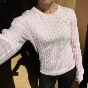Ljusrosa ganttröja - Kabelstickad tröja från gant i ljusrosa. Fint skick! Hör av er vid frågor💞
