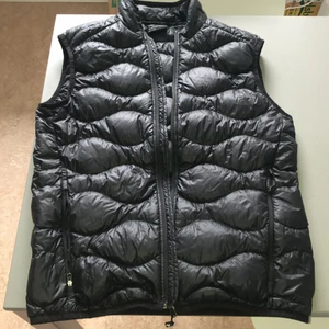 Peak performance väst - En Peak performance väst köpt för ungefär 2000kr i butik för ca 1 år sen. Nästan helt oanvänd pga för liten i storleken. Det är storlek M! Inga slitningar/hål utan i väldigt bra skick!