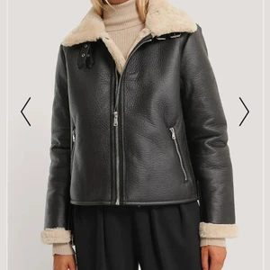 Nakd - Slutsåld pilotjacka från nakd, lägger upp oklara bilder för att jag inte orkar ta bild på den just nu. Medels flöt flera bilder! Nypris 999kr mitt pris är 250kr den har bara använts några gånger och är frech och snygg