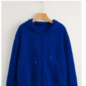 Blå hoodie - En jättesnygg blå ziphoodie. Otroligt skönt material. Storlek L men lite liten i storlek så passar en S-M. 100kr+frakt ☺️ kan skicka fler bilder