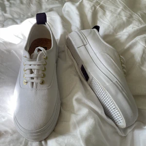 Eytys mother sneakers 39 - säljer mina vita eytys i modellen mother pga fick ingen användning av dom. aldrig använda endast testade. nypris 1100kr. 