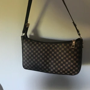 Väska från shein  - En väska från shein i nyskick! Använd ca 1 gång! Kontakta mig för mer bilder eller frågor! Kan fraktas