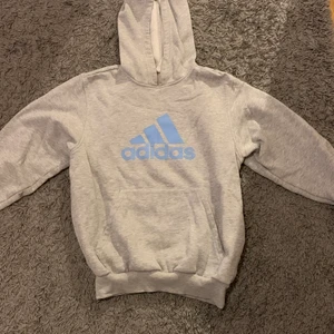 Adidas Hoodie  - En jättefin adidashoodie i jättefint skick, jätteskön och varm. Ungefär strl xs men passar S också.❤️