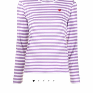 COMME DES GARCONS PLAY - Intresse koll på min fina fina cdg tröja. Tröjan är i väldigt väldigt fint skick då den endast kommit till användning 1 gång! Nypris var 1250, kan tänka mig att sälja för bra bud!