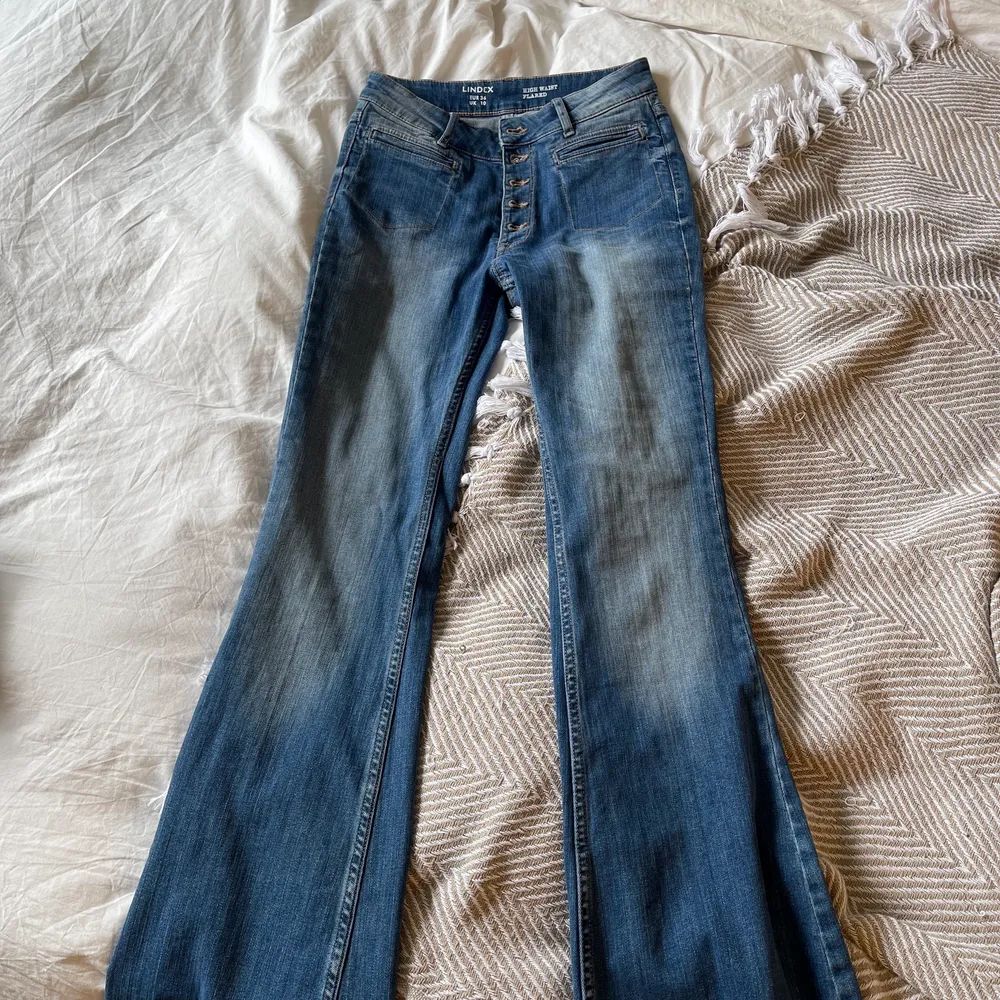 Skitsnygga högmidjade vintagejeans från Lindex med snygga detaljer. Jeans & Byxor.