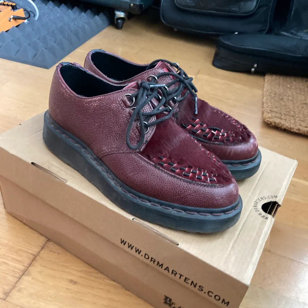 Leather dr martens creepers in eu38/ uk5. They are worn but still in good condition. Rare pair, very difficult to find.. Skor.