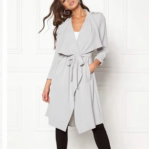 Trenchcoat från bubbleroom i strl XL - Ljusgrå trenchcoat från bubbleroom i strl XL. Aldrig använd eftersom den är för stor för mig. Men den går att knyta tightare!🤎 nypris 599kr, jag säljer för 170kr! Köparen står för frakten!🤍