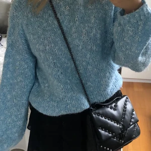 Stickad tröja - Jättefin ljusblå stickad tröja köpt på second hand. Står ingen storlek i men skulle uppskatta att det är en M, skulle passa S eller L också beroende på hur man vill att den ska sitta! Den är lite oversize på mig som vanligtvis har S.