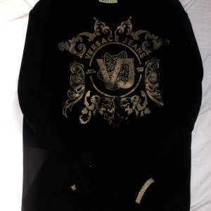 Versace jeans sweatshirt strl M! Svart med guldiga detaljer på bröstet! Inga skador och bra skick mer info i pm! Swish✅ Fraktar📦