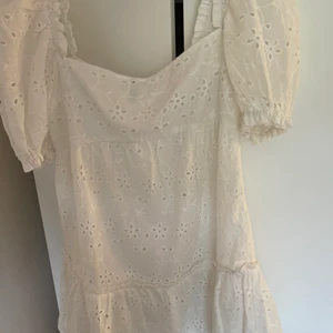 Vit Klänning  - Så himla fin klänning från HM som jag aldrig använt då den är för kort. 