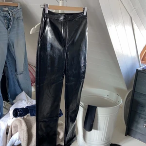 Skinnbyxor strl 34 - Bra skick, knappt använda.