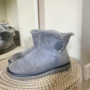 Uggs 38 - Säljer välanvända uggs i storlek 38! Lite fläckiga på framsidan, därav priset!