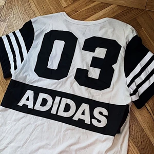 Addidas t-shirt  - Storlek M men sitter som L