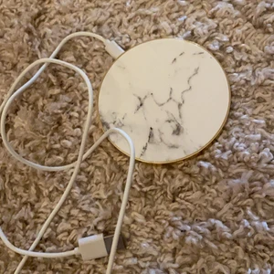 Mobilladdare - Trådlös mobilladdare från ideal of sweden. Använd men funkar som den ska. Nypris 499kr