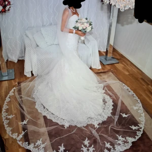 Brudslöja 4 meter med spets - 4 meter lång brudslöja med spets säljes. Använd vid ett tillfälle i ca 4 timmar. Nypris 4900 kr. Säljes för 2500 kr. Vid snabb och seriös affär kan priset diskuteras. Eventuella fraktkostnader kan tillkomma.