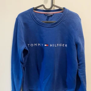 Tommy Hilfinger Sweatshirt 🖤  - Blå Tommy Hilfinger Sweatshirt, använd ett fåtal gånger, fint skick och härlig kvalité! Normal Strl S 💙 Frakt tillkommer om vi inte kan mötas upp.