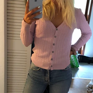 Kofta från Zara - Jätte fin lila/rosa kofta från zara. Nyskick!