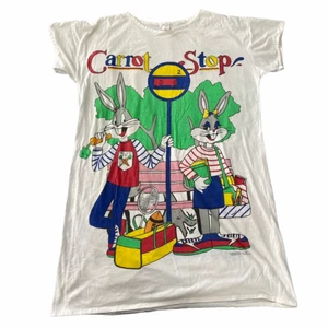 Vintage tee - Jag gör förmodligen bort mig nu, den här är förmodligen betydligt dyrare! Kolla gärna in mina andra annonser, erbjuder alltid samfrakt och mängdrabatt❣️😁 Man kan använda den som typ en klänning snarare än en t-shirt 