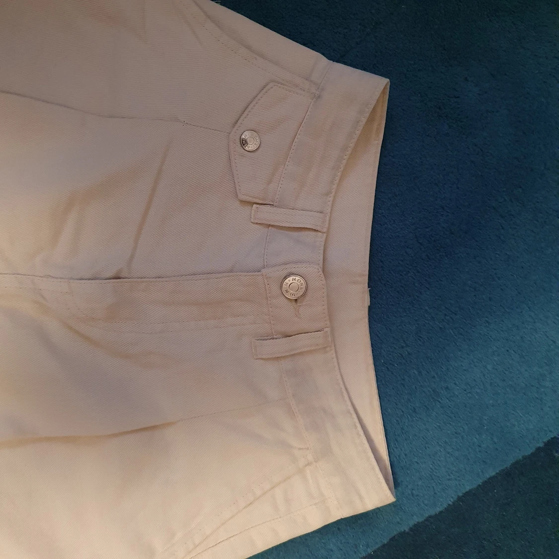 Beige byxor från Monki - 90