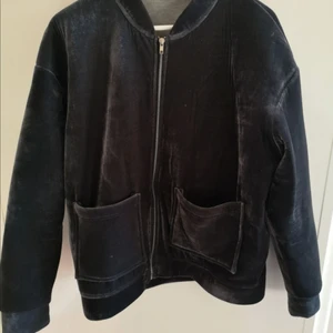 Bomberjacka  - Bomberjacka i sammetsliknande material från Zara. Knappt använt. 