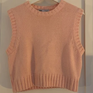 Väst - Rosa väst från zara i storleken M. Köparen står för frakten. Kolla även in mina andra annonser då jag har sänkt priserna.💕⚡️✨