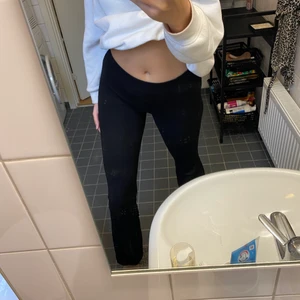 Yoga pants stl M - Yoga pants från Gina tricot i stl M, säljes pga något korta på mig som är 175cm! 