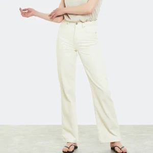 Jeans från Bik Bok i strl 32 - Ett par vita (offwhite) byxor från Bik Bok i strl 32, vilket jag tror motsvarar M/L ungefär. Använda en gång bara så i fint skick. Fler bilder kan skickas privat🤎 