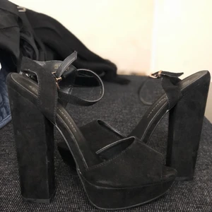 Svarta klackskor! 👠 - Klackskor i svart mockaimitation. Storlek 40/41. Klackhöjd: 15cm. Några små synliga repor då de legat i en låda och dammat under ett långt tag. Annars i fint skick!✨🌸