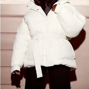 Puffer jacket  - Jacka från nelly. Bilderna kommer från deras hemsida. Lite sminkfläckar på insidan precis vid halsen annars bra skick. Storlek M